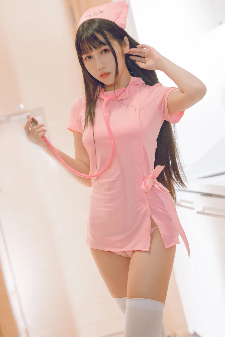 不呆猫《粉色护士》主题写真：42张全套美图