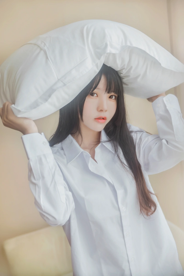 桜桃喵《白衬衫散发》主题写真：49张全套美图