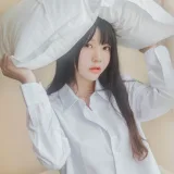 桜桃喵《白衬衫散发》主题写真：49张全套美图