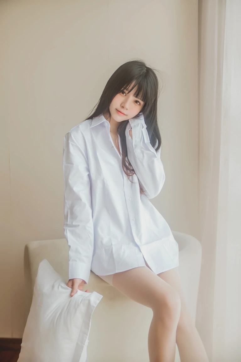 桜桃喵《白衬衫散发》主题写真：49张全套美图