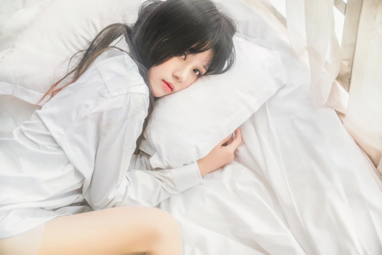桜桃喵《白衬衫散发》主题写真：49张全套美图