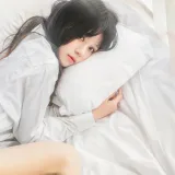 桜桃喵《白衬衫散发》主题写真：49张全套美图