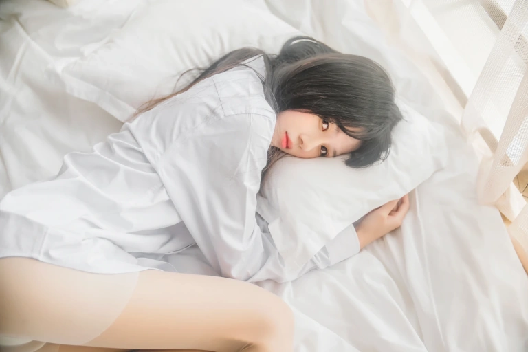 桜桃喵《白衬衫散发》主题写真：49张全套美图