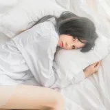 桜桃喵《白衬衫散发》主题写真：49张全套美图
