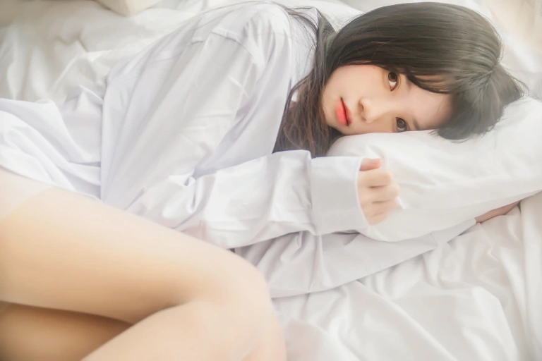 桜桃喵《白衬衫散发》主题写真：49张全套美图