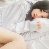 桜桃喵《白衬衫散发》主题写真：49张全套美图