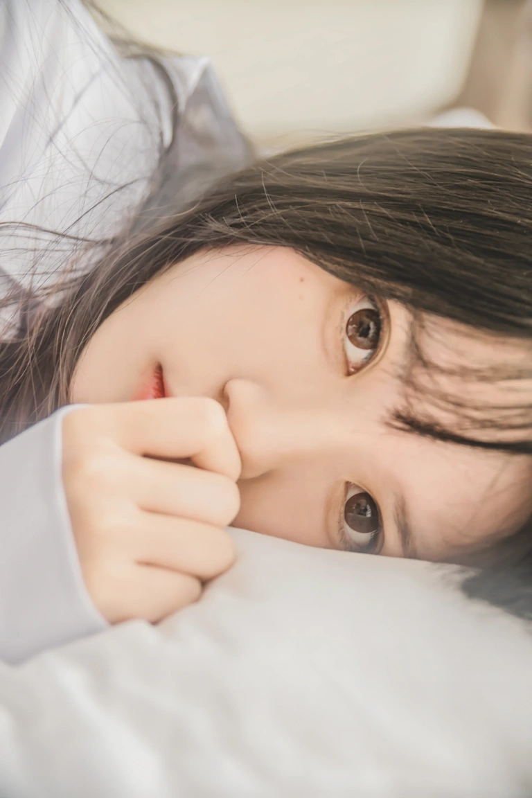 桜桃喵《白衬衫散发》主题写真：49张全套美图