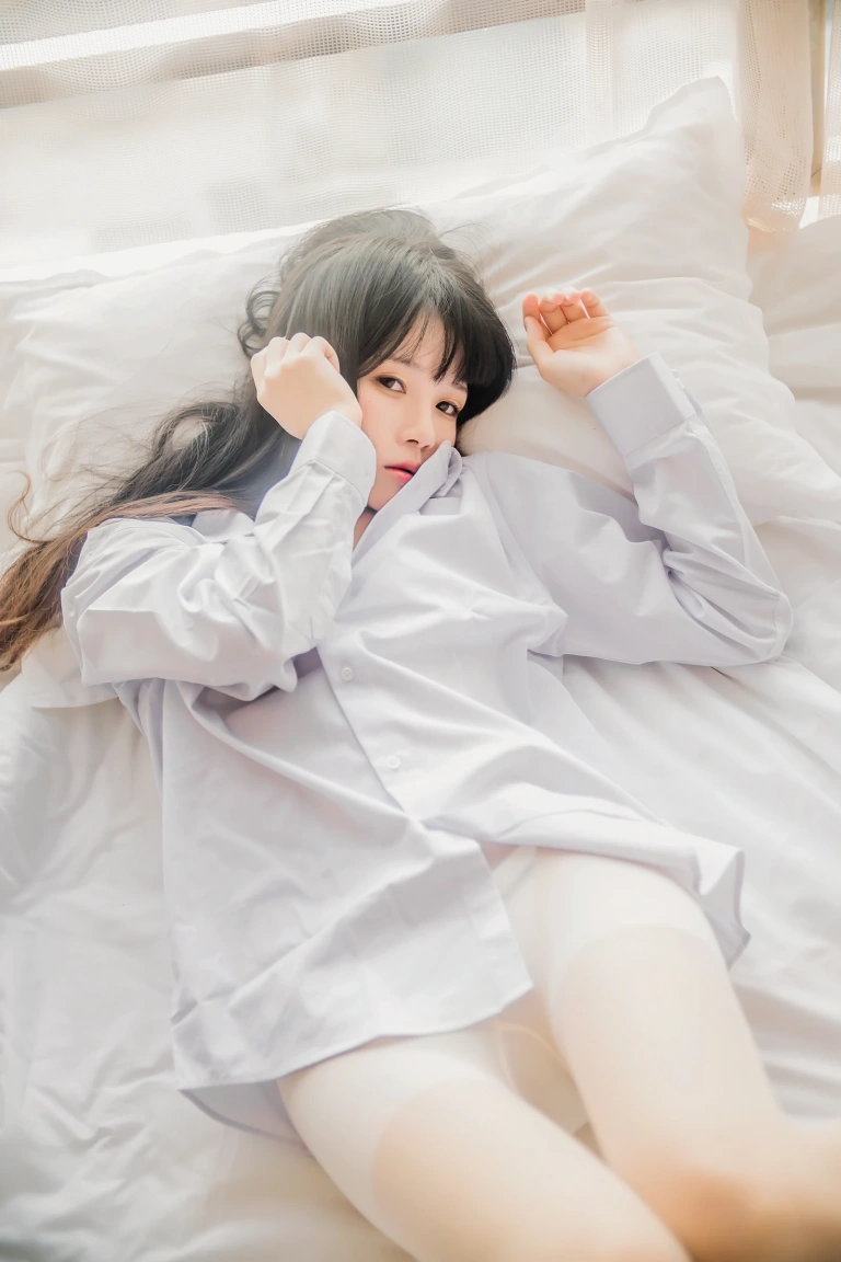 桜桃喵《白衬衫散发》主题写真：49张全套美图
