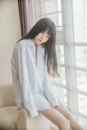 桜桃喵《白衬衫散发》主题写真：49张全套美图