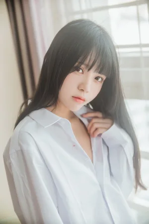 桜桃喵《白衬衫散发》主题写真：49张全套美图