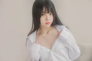 桜桃喵《白衬衫散发》主题写真：49张全套美图