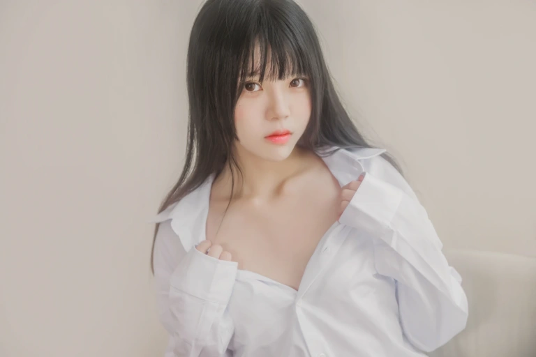 桜桃喵《白衬衫散发》主题写真：49张全套美图