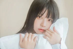 桜桃喵《白衬衫散发》主题写真：49张全套美图