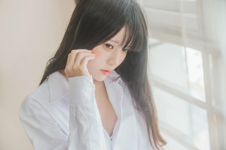 桜桃喵《白衬衫散发》主题写真：49张全套美图
