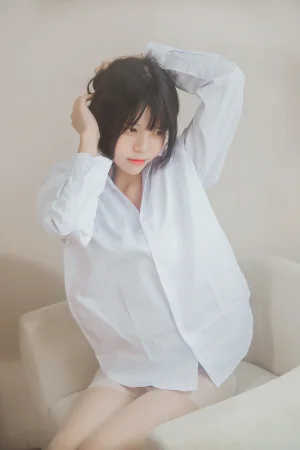 桜桃喵《白衬衫散发》主题写真：49张全套美图