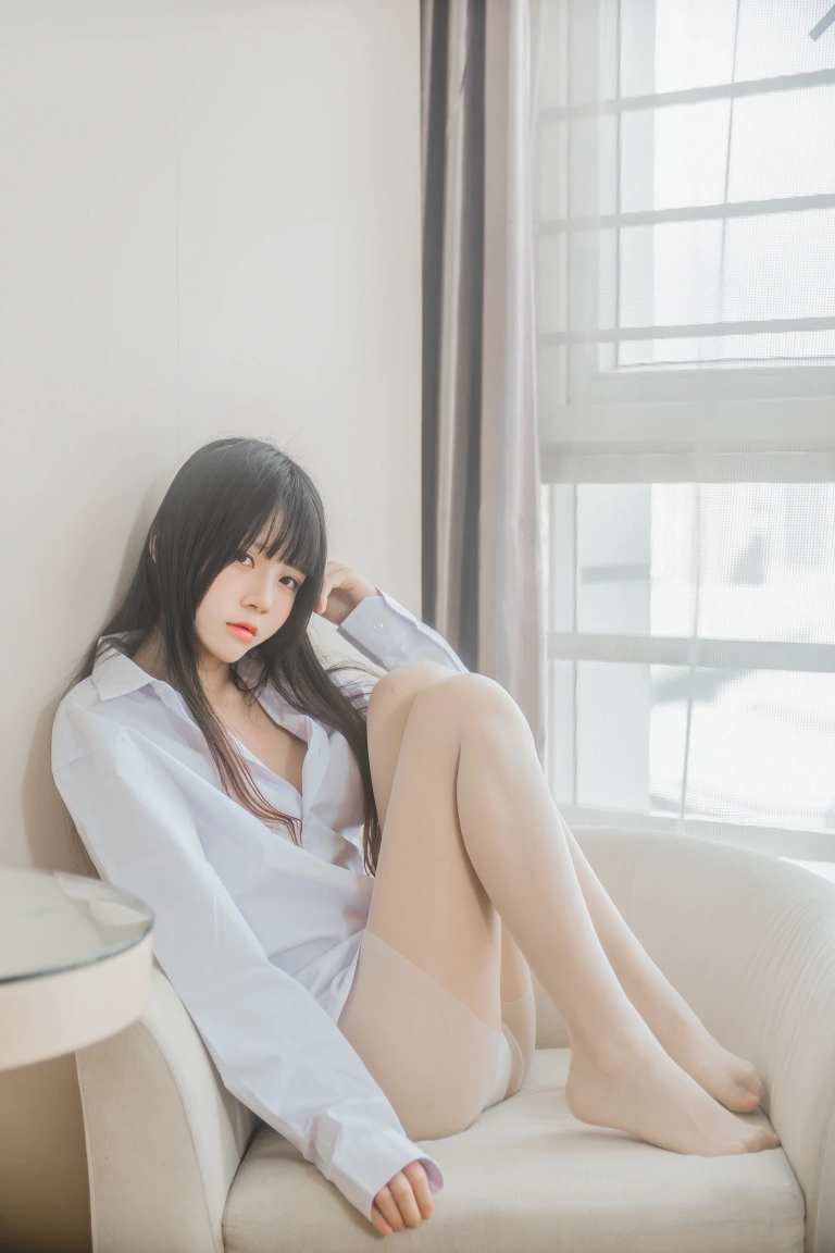 桜桃喵《白衬衫散发》主题写真：49张全套美图