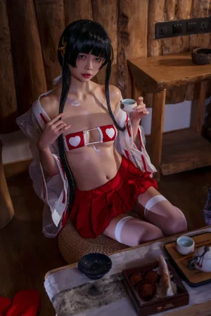可可老师《温泉巫女》主题写真：50张全套美图
