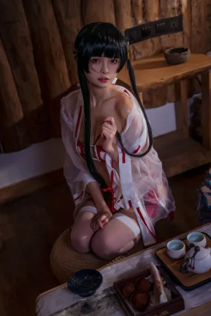 可可老师《温泉巫女》主题写真：50张全套美图