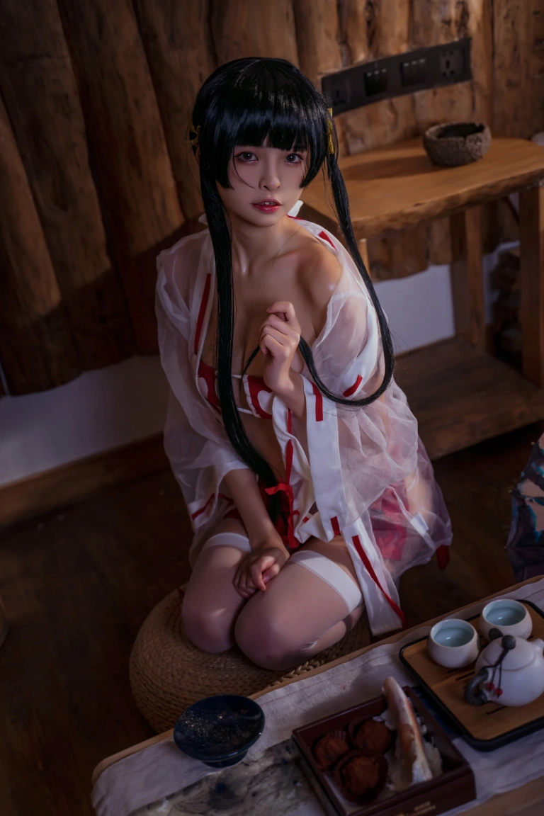 可可老师《温泉巫女》主题写真：50张全套美图