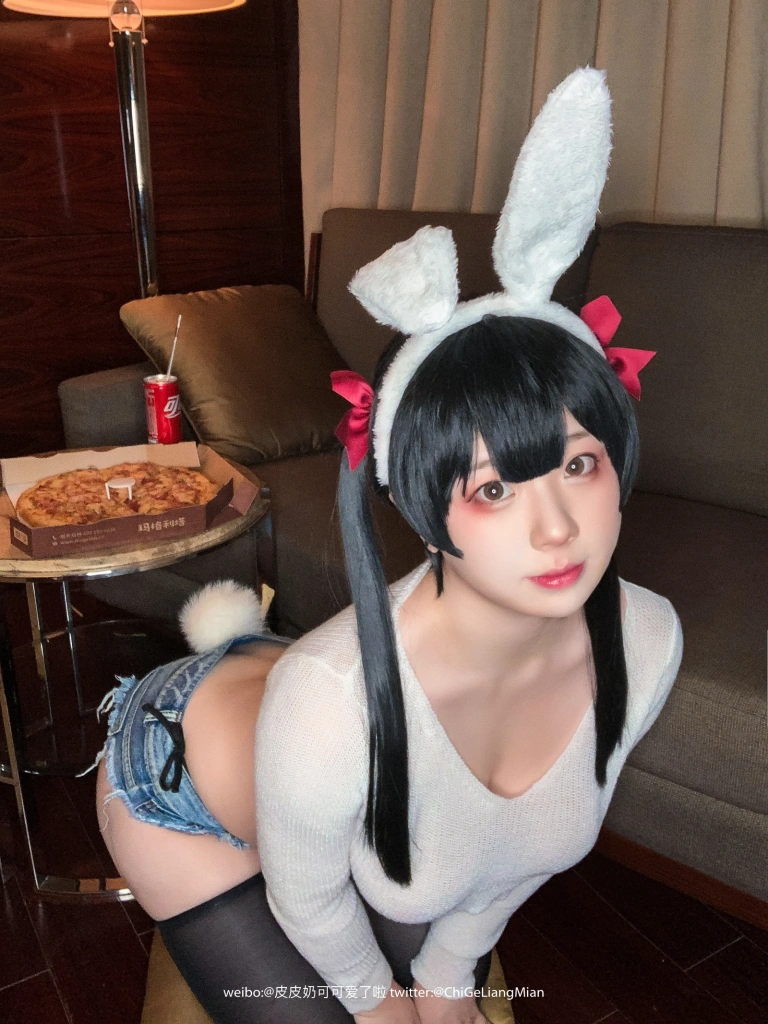 皮皮奶《披萨白兔》主题写真：59张全套美图