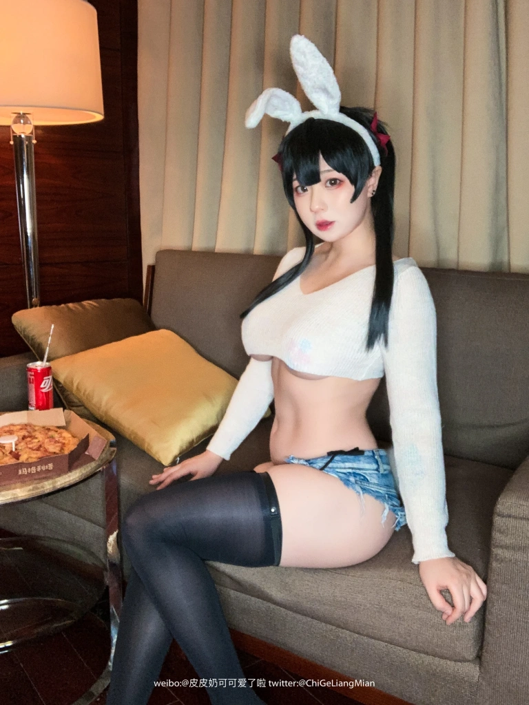 皮皮奶《披萨白兔》主题写真：59张全套美图