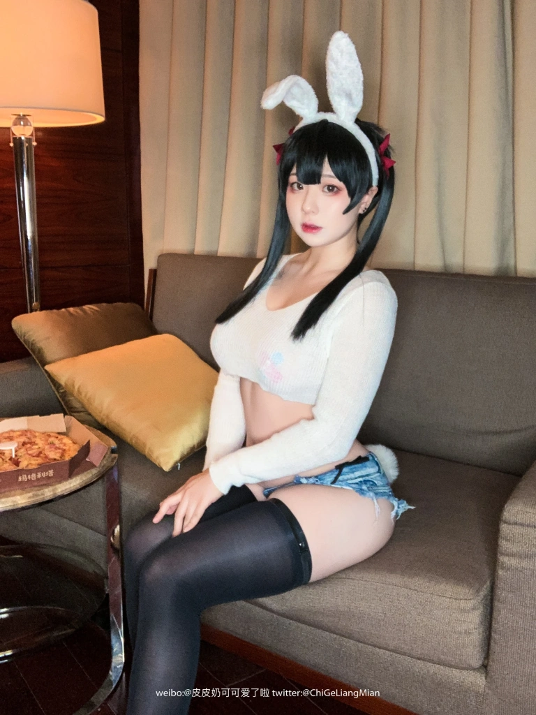 皮皮奶《披萨白兔》主题写真：59张全套美图