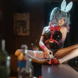 幼水铃衣《初音未来兔子洞》主题写真：80张全套美图，含2个视频
