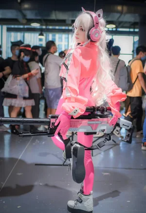 九九八《萤火虫漫展 NIKKE 胜利女神 爱丽丝》主题写真：18张全套美图