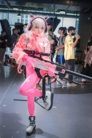 九九八《萤火虫漫展 NIKKE 胜利女神 爱丽丝》主题写真：18张全套美图