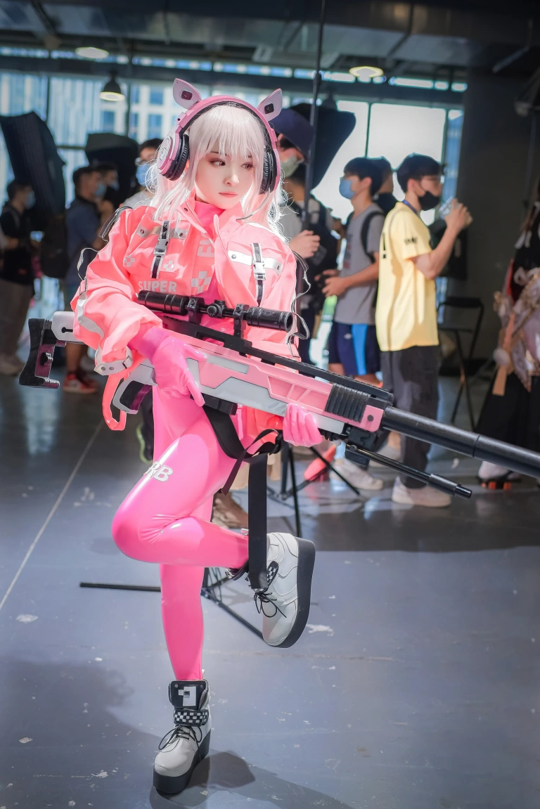 九九八《萤火虫漫展 NIKKE 胜利女神 爱丽丝》主题写真：18张全套美图