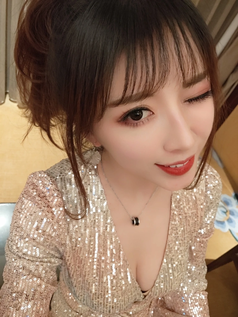 小女巫露娜《亮片裙肉丝》主题写真：22张全套美图