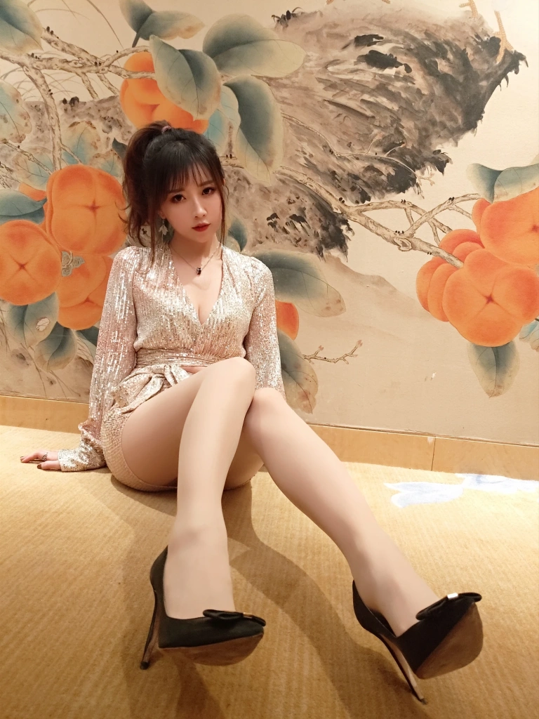 小女巫露娜《亮片裙肉丝》主题写真：22张全套美图