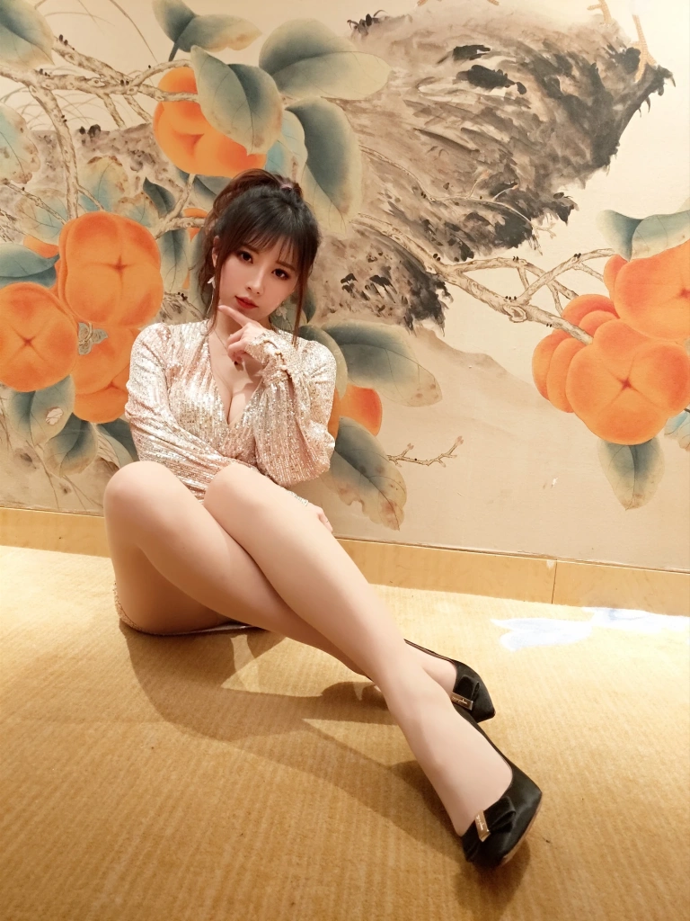 小女巫露娜《亮片裙肉丝》主题写真：22张全套美图