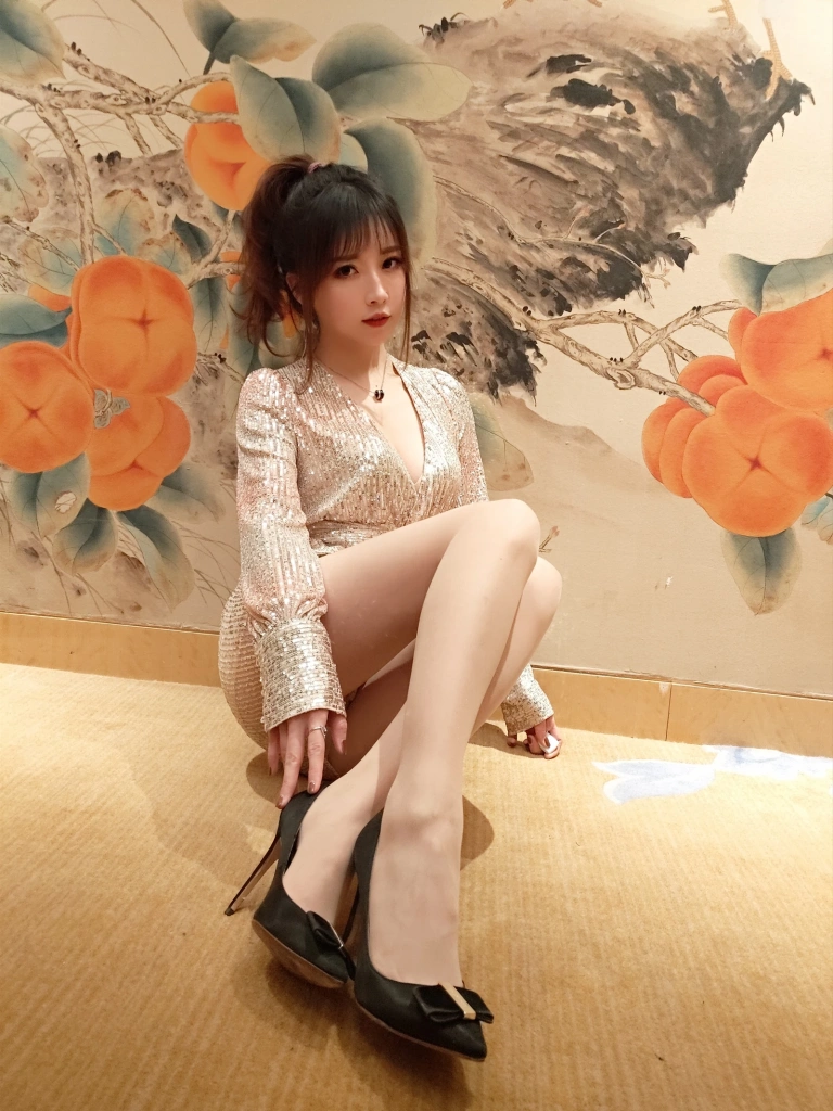 小女巫露娜《亮片裙肉丝》主题写真：22张全套美图