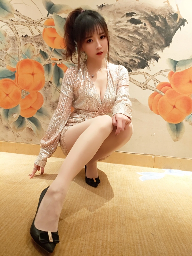 小女巫露娜《亮片裙肉丝》主题写真：22张全套美图