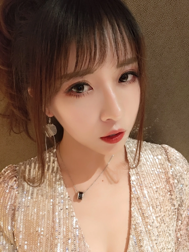 小女巫露娜《亮片裙肉丝》主题写真：22张全套美图