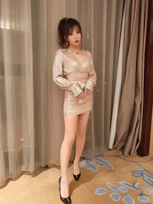 小女巫露娜《亮片裙肉丝》主题写真：22张全套美图