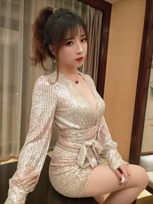 小女巫露娜《亮片裙肉丝》主题写真：22张全套美图