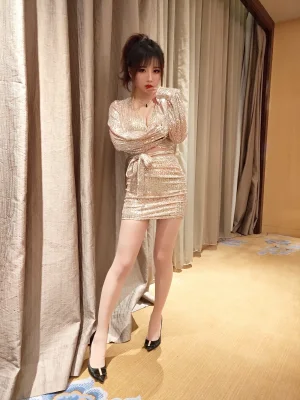 小女巫露娜《亮片裙肉丝》主题写真：22张全套美图