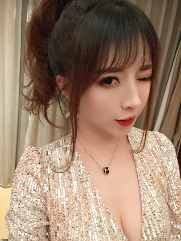 小女巫露娜《亮片裙肉丝》主题写真：22张全套美图