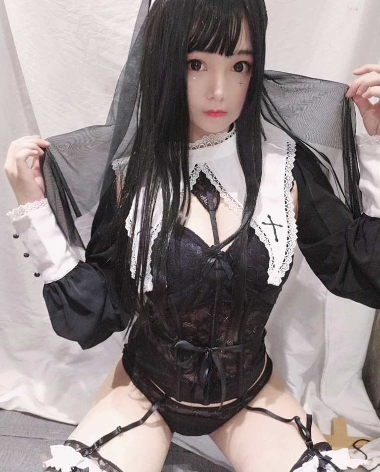 蜜汁猫裘《修女》主题写真：25张全套美图