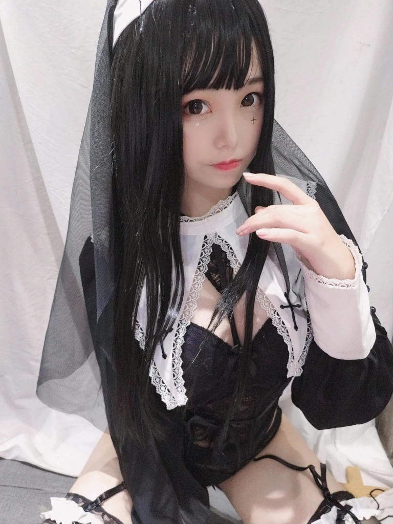 蜜汁猫裘《修女》主题写真：25张全套美图