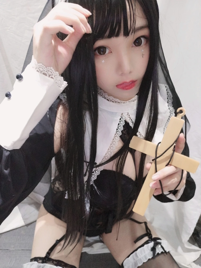 蜜汁猫裘《修女》主题写真：25张全套美图