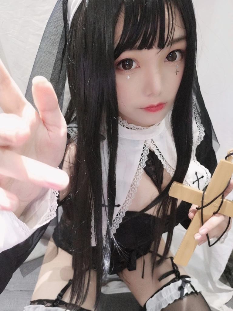蜜汁猫裘《修女》主题写真：25张全套美图