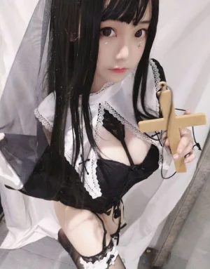 蜜汁猫裘《修女》主题写真：25张全套美图