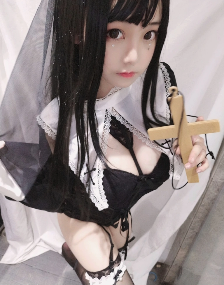 蜜汁猫裘《修女》主题写真：25张全套美图