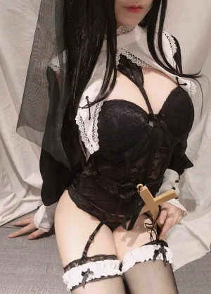 蜜汁猫裘《修女》主题写真：25张全套美图