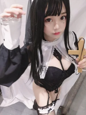 蜜汁猫裘《修女》主题写真：25张全套美图