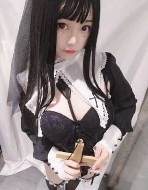 蜜汁猫裘《修女》主题写真：25张全套美图
