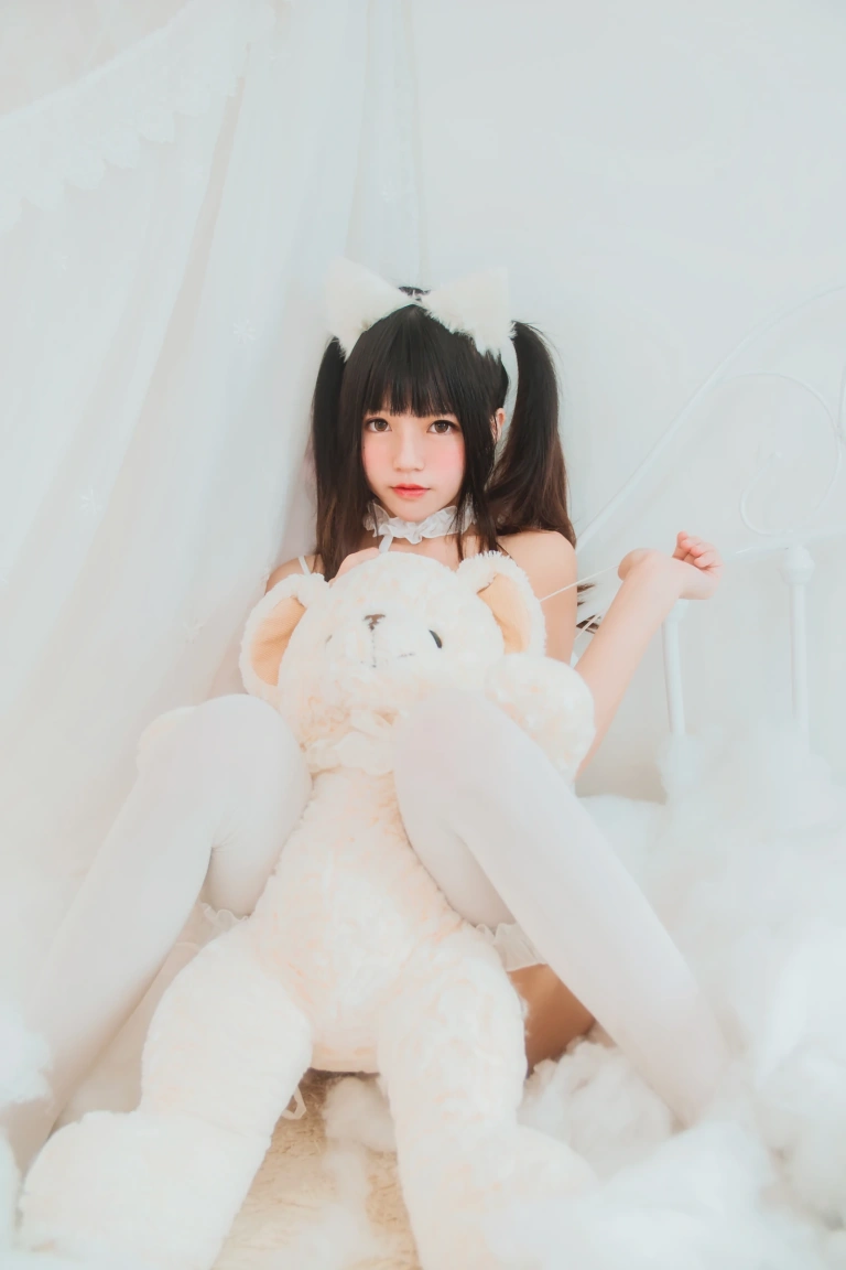 桜桃喵《白猫》主题写真：32张全套美图